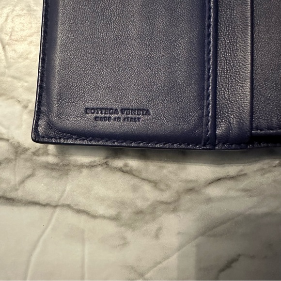 BOTTEGA VENETA Intrecciato Weave navy blue leather zip coins 10-slot wallet - Picture 7 of 8